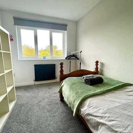 Large 5 Bed Detached House Near Stansted Airport With Parking For 2 Vehicles! Stansted Stays Станстед Маунтфитчет Экстерьер фото