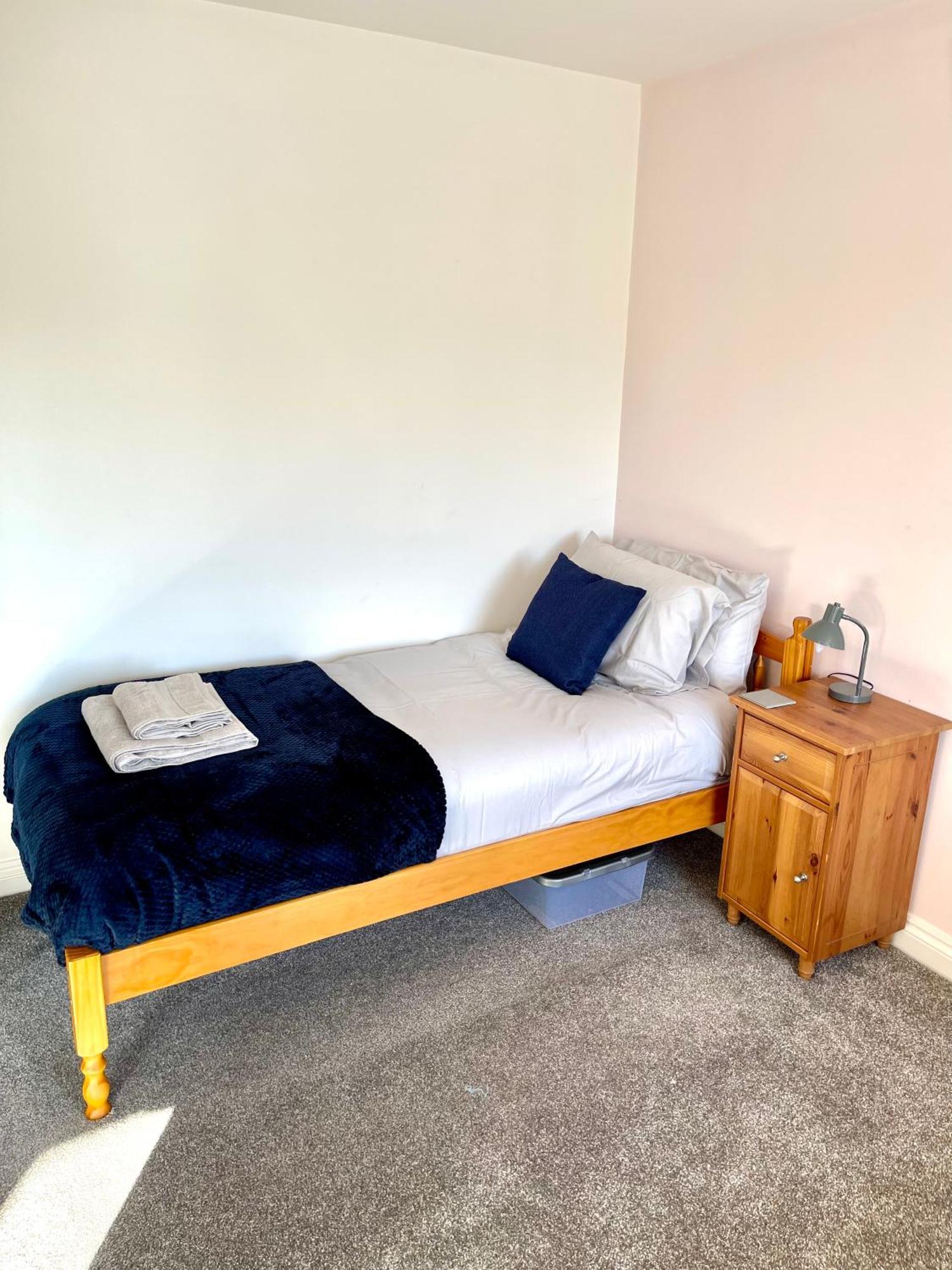 Large 5 Bed Detached House Near Stansted Airport With Parking For 2 Vehicles! Stansted Stays Станстед Маунтфитчет Экстерьер фото