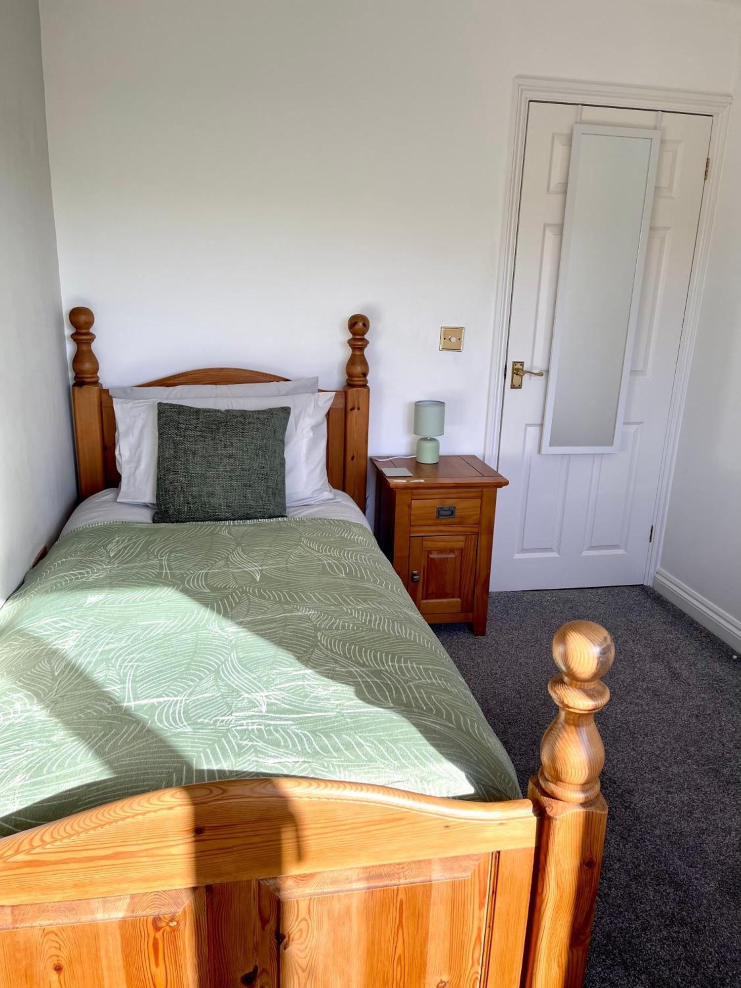 Large 5 Bed Detached House Near Stansted Airport With Parking For 2 Vehicles! Stansted Stays Станстед Маунтфитчет Экстерьер фото