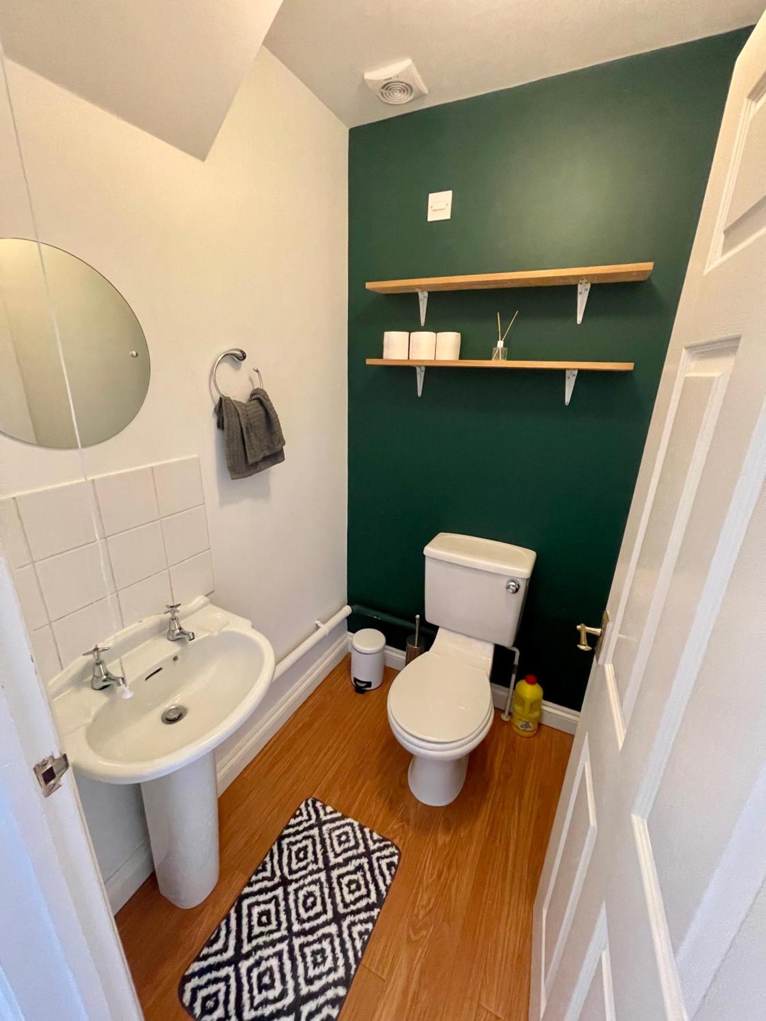 Large 5 Bed Detached House Near Stansted Airport With Parking For 2 Vehicles! Stansted Stays Станстед Маунтфитчет Экстерьер фото