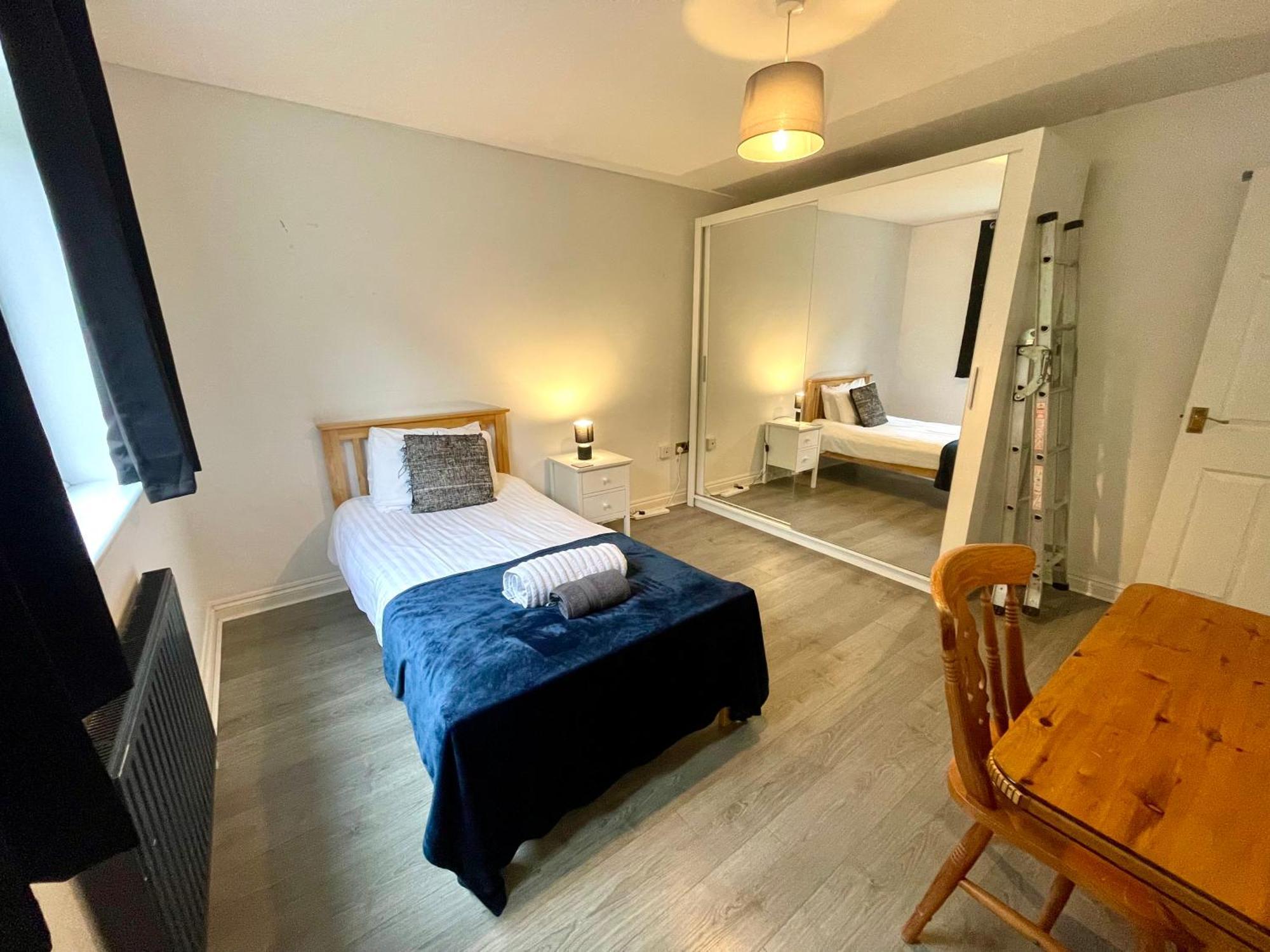 Large 5 Bed Detached House Near Stansted Airport With Parking For 2 Vehicles! Stansted Stays Станстед Маунтфитчет Экстерьер фото